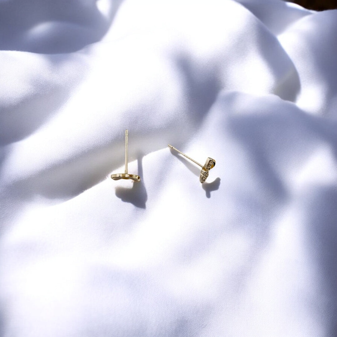 Daisy earring lying flat in natural light

