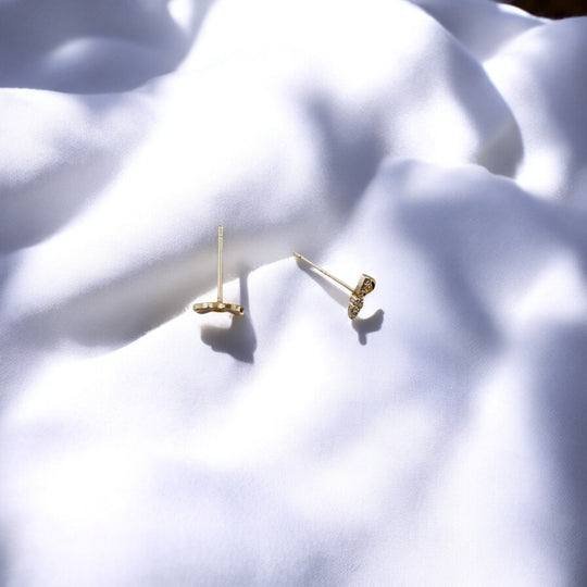 Daisy earring lying flat in natural light

