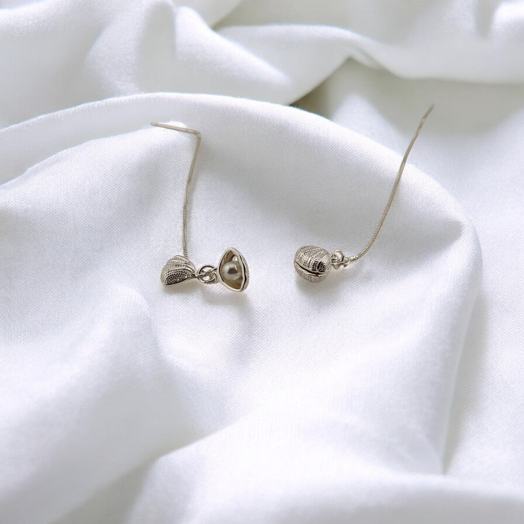 Threader earrings with realistic seashell design and pearl center