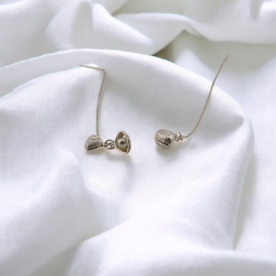 Threader earrings with realistic seashell design and pearl center