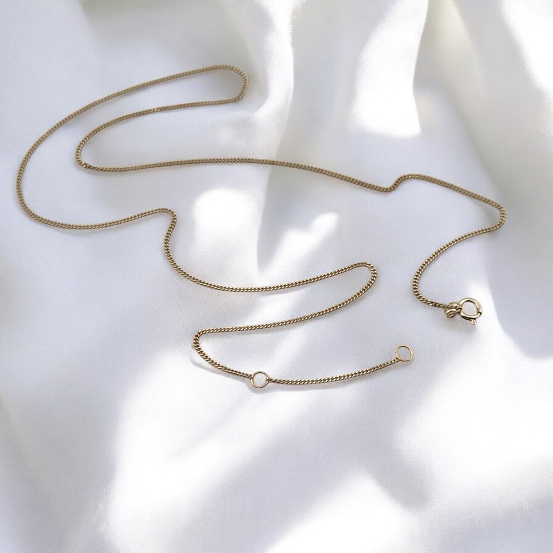 Delicate 925 silver box chain necklace displayed in a curved shape – clean and timeless RossJewelrys piece.

